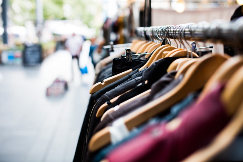 vitrine-LA TRINITE-min_blur_close_up_focus_hanger_jacket_market_people_rack-1176303
