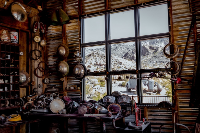 vitrine-LA TRINITE-min_shop_window_part_junk_abandoned-138873