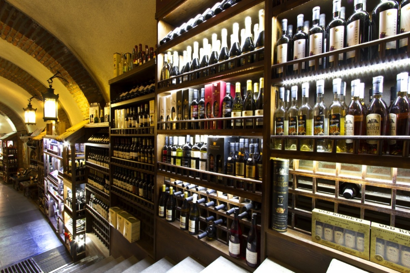 vitrine-LA TRINITE-min_world_street_travel_shop_canon_georgia_wine_bottles-429767